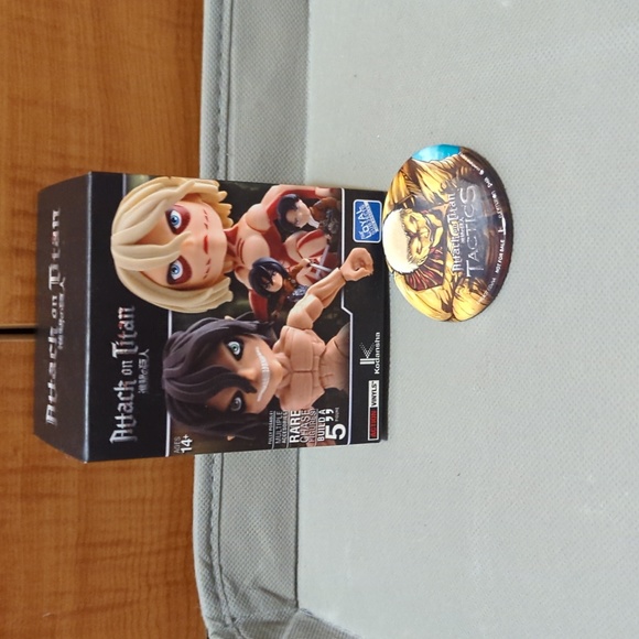 NWOT Attack on Titan MYSTERY box poseable vinyl figurine, 5" and pin - Picture 1 of 6